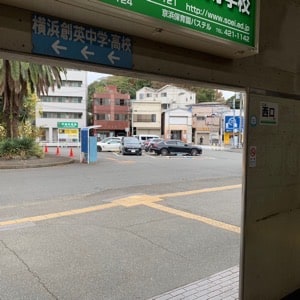 2. 改札を出たら右に進みます。