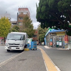 3. ファミリーマートの前を通り、左に曲がります。