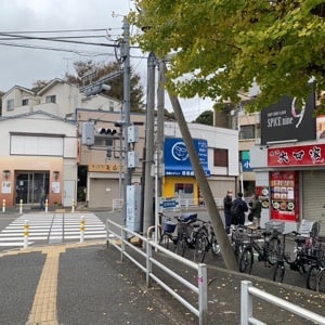 4. 横断歩道の手前で右に曲がり、しばらく道なりに進みます。